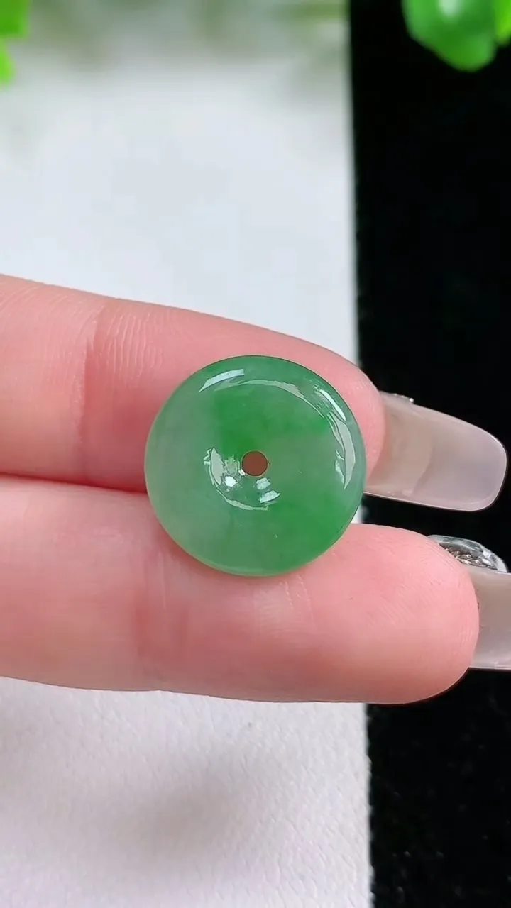 天然A货翡翠平安扣吊坠，尺寸16-3.3，重量:1.86g
1月20日