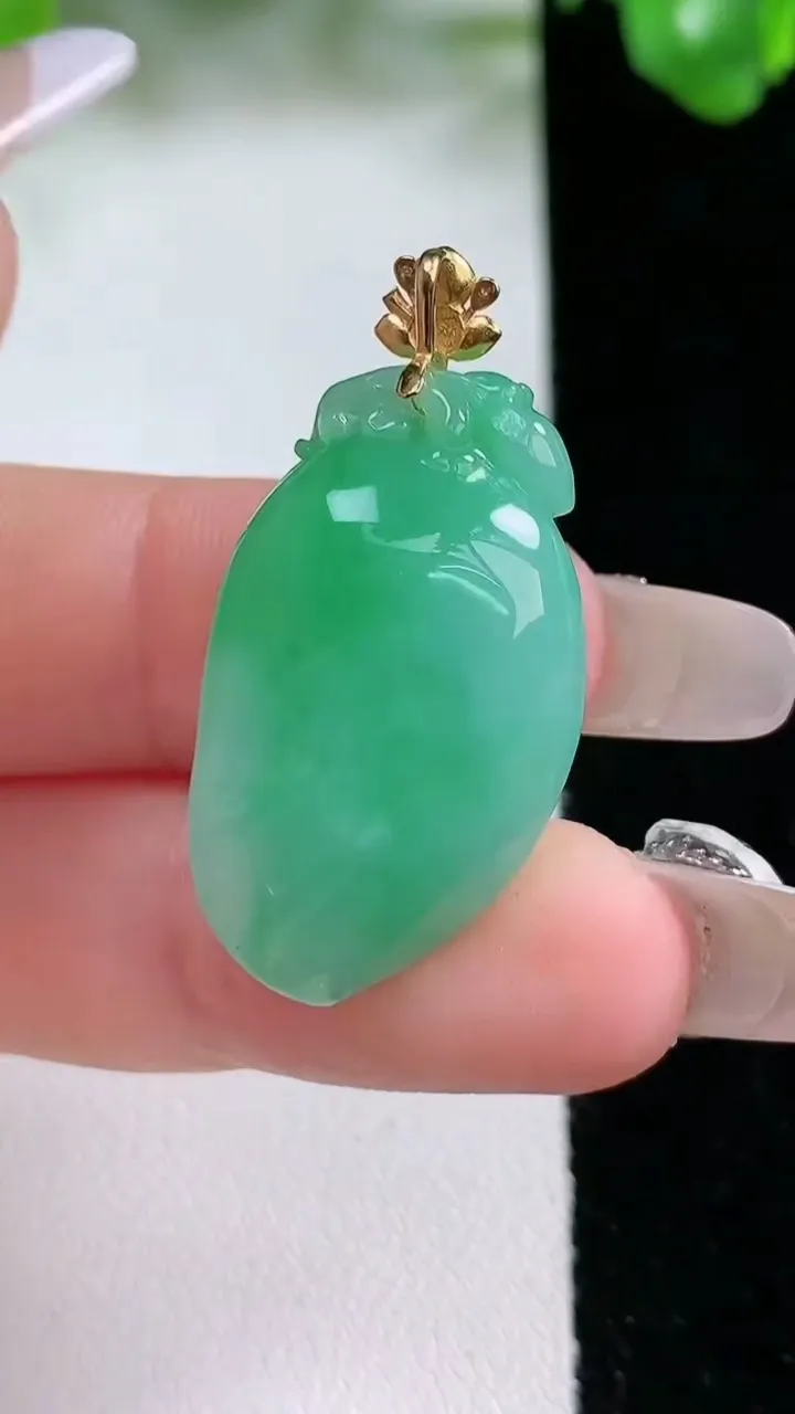 天然A货翡翠寿桃吊坠，尺寸29.6-16.6-10.2，重量:8.63g
1月20日
