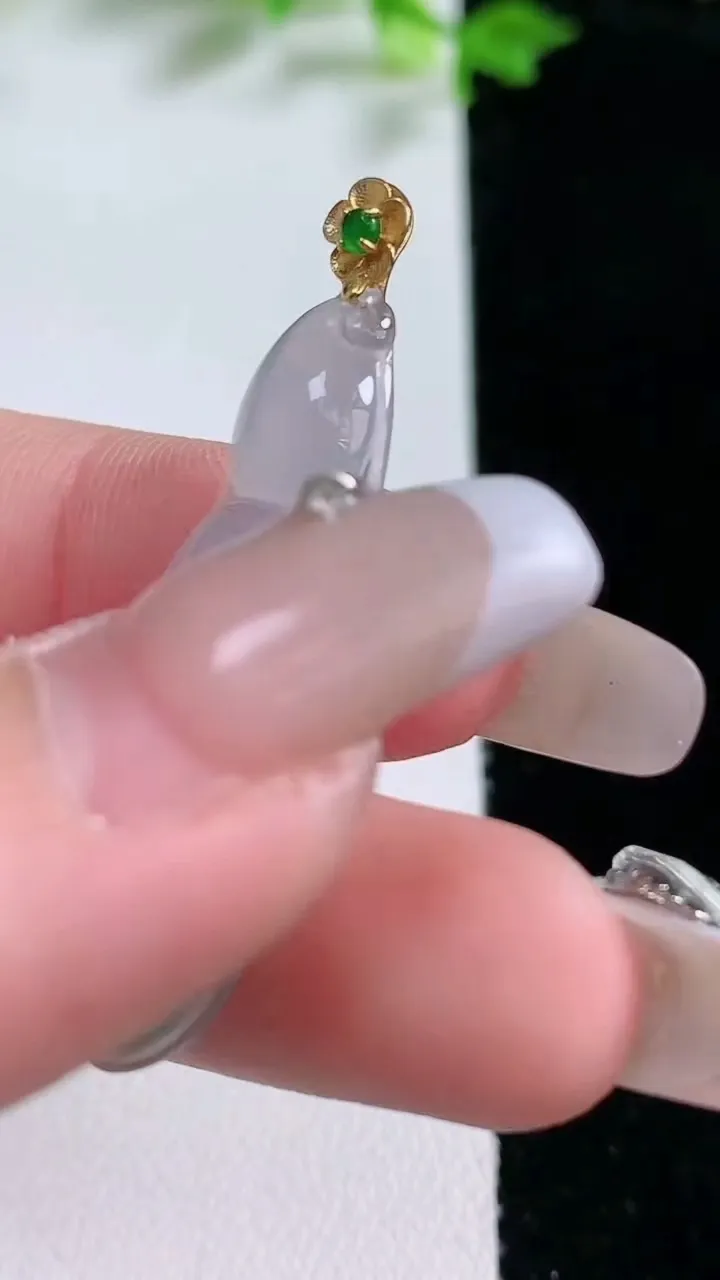 天然A货翡翠福豆吊坠，尺寸35.6-12.5-4.3，重量:3.40g
1月20日