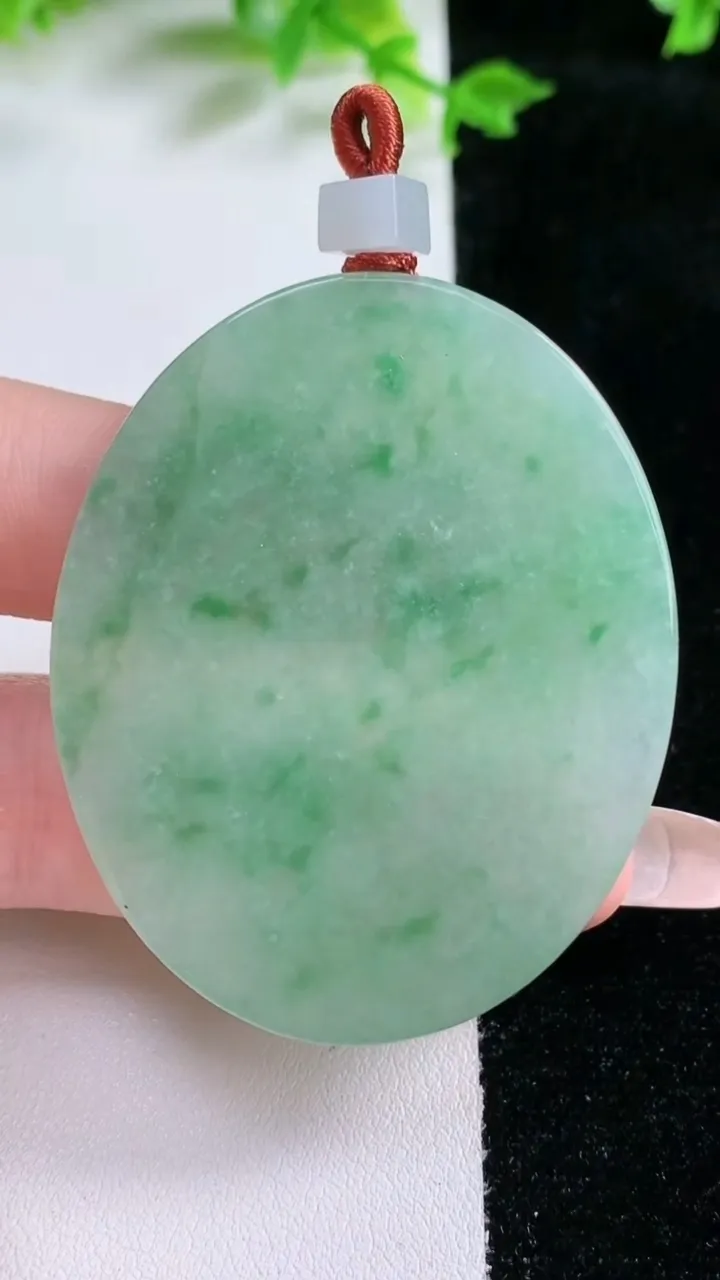 天然A货翡翠无事牌吊坠，尺寸51.2-41.8-3.8，重量:22.73g
1月20日