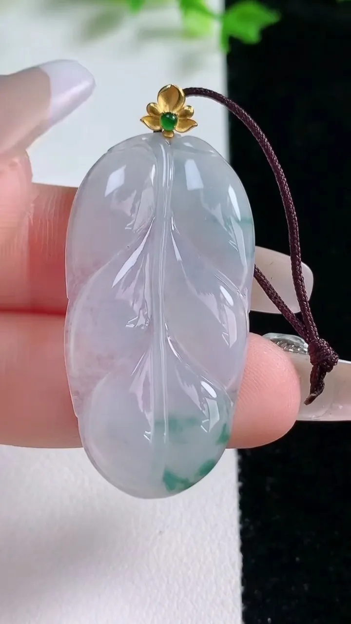 天然A货翡翠种飘花金枝玉叶 叶子吊坠，尺寸39.3-20.8-3.3，重量:5.84g
1月20日