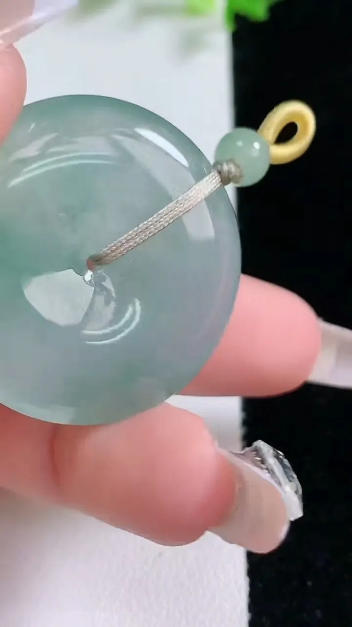 天然A货翡翠平安扣吊坠，尺寸33.4-6.3，重量:15.51g
1月20日