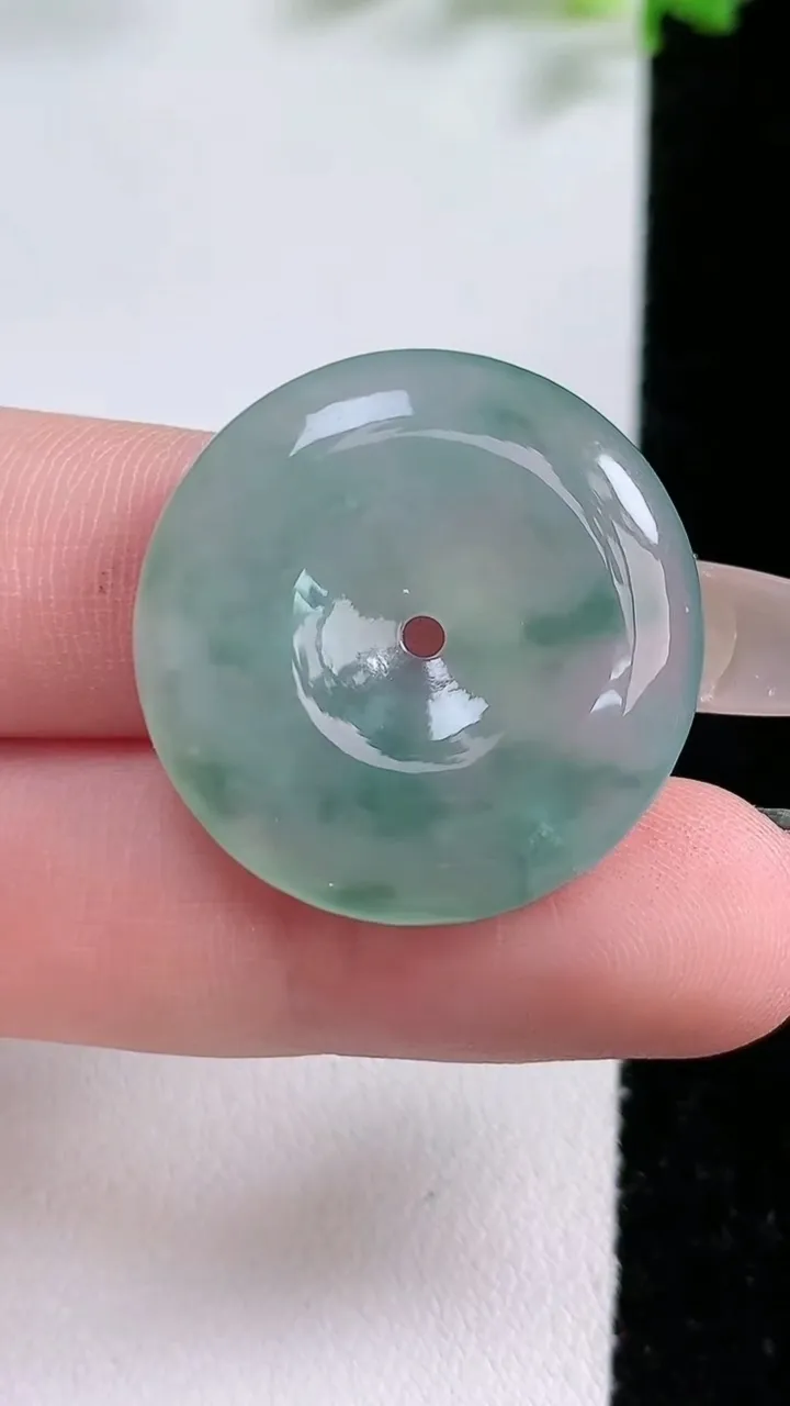 天然A货翡翠飘花平安扣吊坠，尺寸26.3-5.8，重:7.60g
1月20日