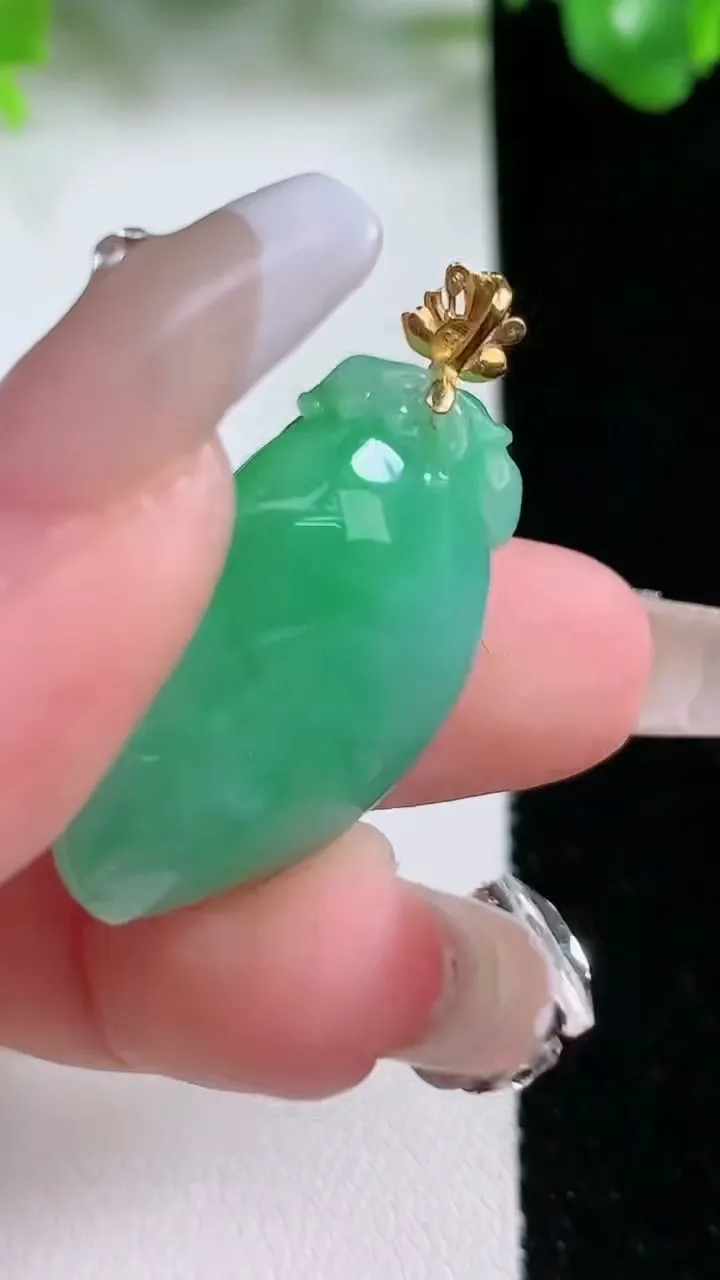 天然A货翡翠寿桃吊坠，尺寸29.6-16.6-10.2，重量:8.63g
1月20日