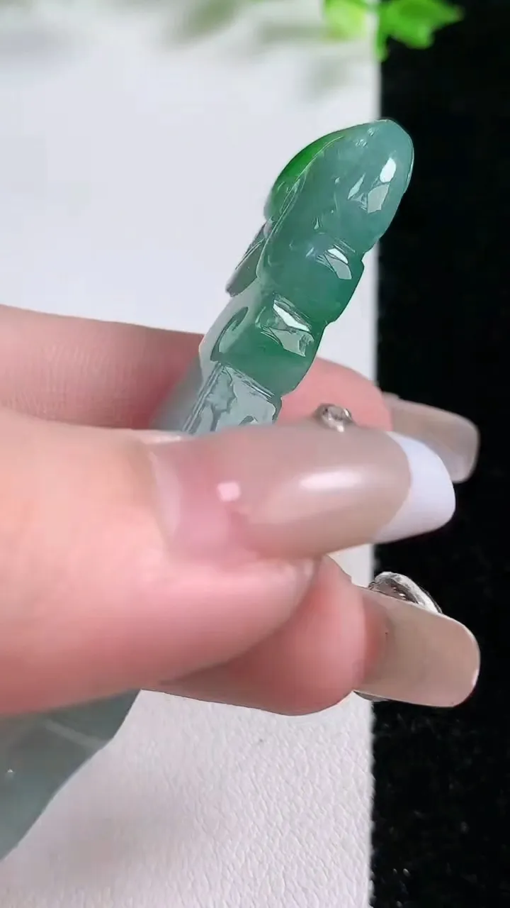 天然A货翡翠蓝水大砍刀把玩件，尺寸66.6-20-6.8，重:19.20g
1月20日