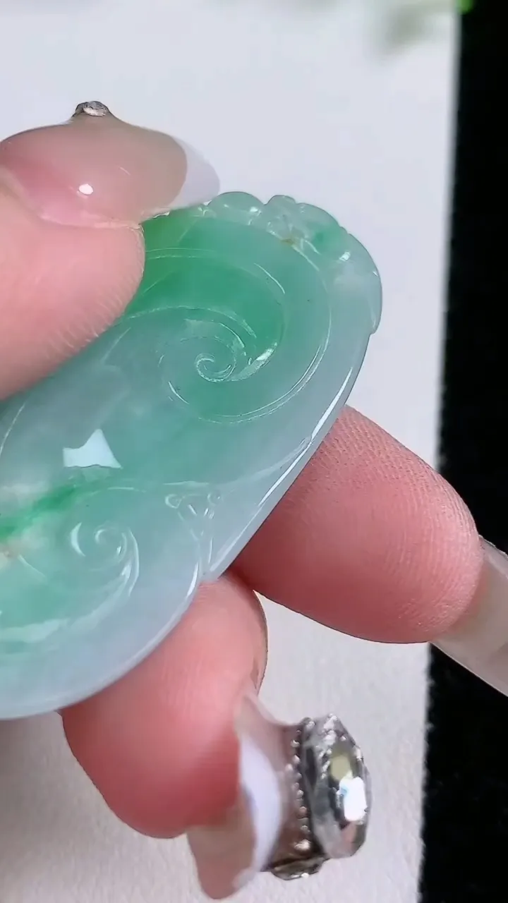 天然A货翡翠如意吊坠，尺寸48.8-28.5-4.2，重:12.42g
1月20日