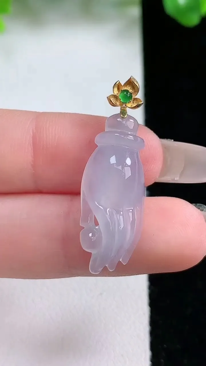 天然A货翡翠种白冰掌上明珠吊坠，尺寸25.7-10.8-5.4，重量:2.58g1月20日
工厂直销