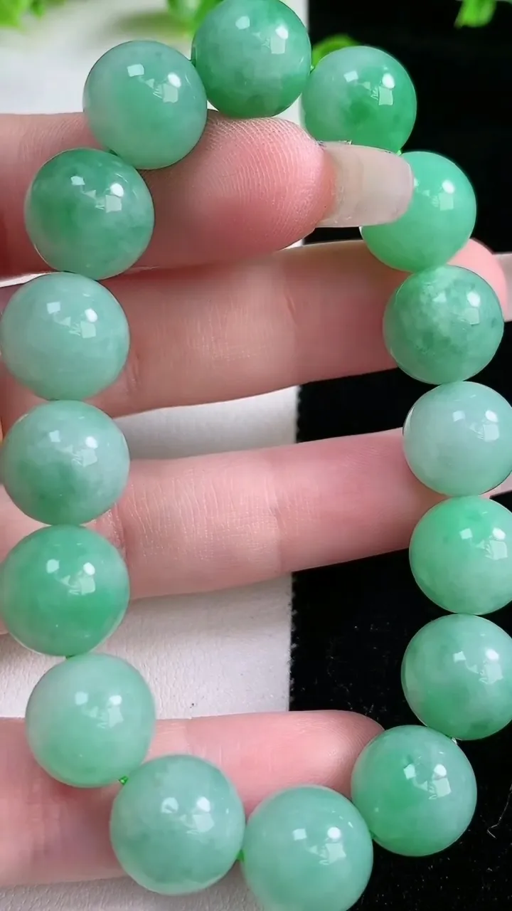 天然A货翡翠圆珠手串，尺寸12，重:46.80g1月20日
工厂直销收藏佳品,种好水足，色泽均匀，有