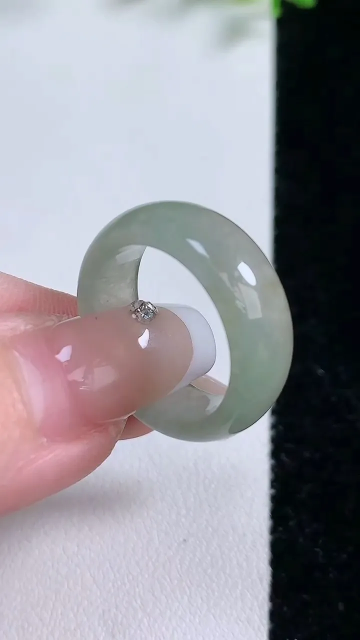 天然A货翡翠指环戒指，尺寸17.5-7.5-3.5，重:4.52g2026年1月20日
工厂直销收藏佳品,种好水足，色泽均匀，有种有色，上手高大气！