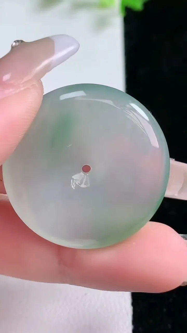 天然A货翡翠平安扣吊坠，尺寸30.6-5.6，重量:11.70g
1月20日