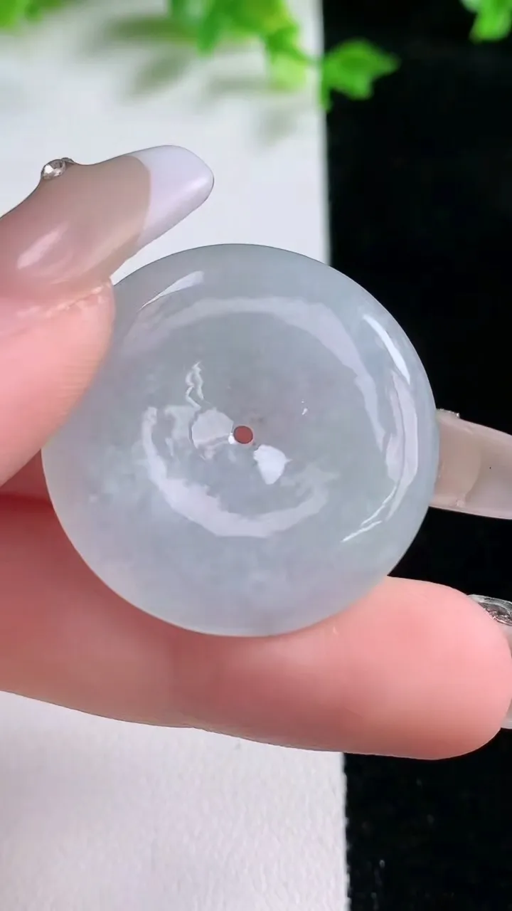 天然A货翡翠平安扣吊坠，尺寸29.7-4.6，重量:9.15g
1月20日