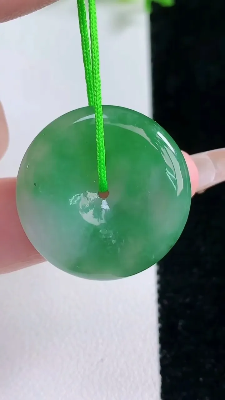 天然A货翡翠平安扣吊坠，尺寸25.7-5，重量:7.31g
1月20日