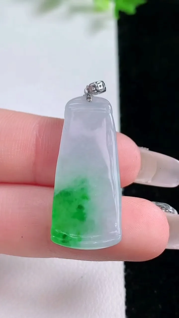 天然A货翡翠节节高升 竹节吊坠，尺寸30.8-13.3-3.6，重量:3.72g
1月20日