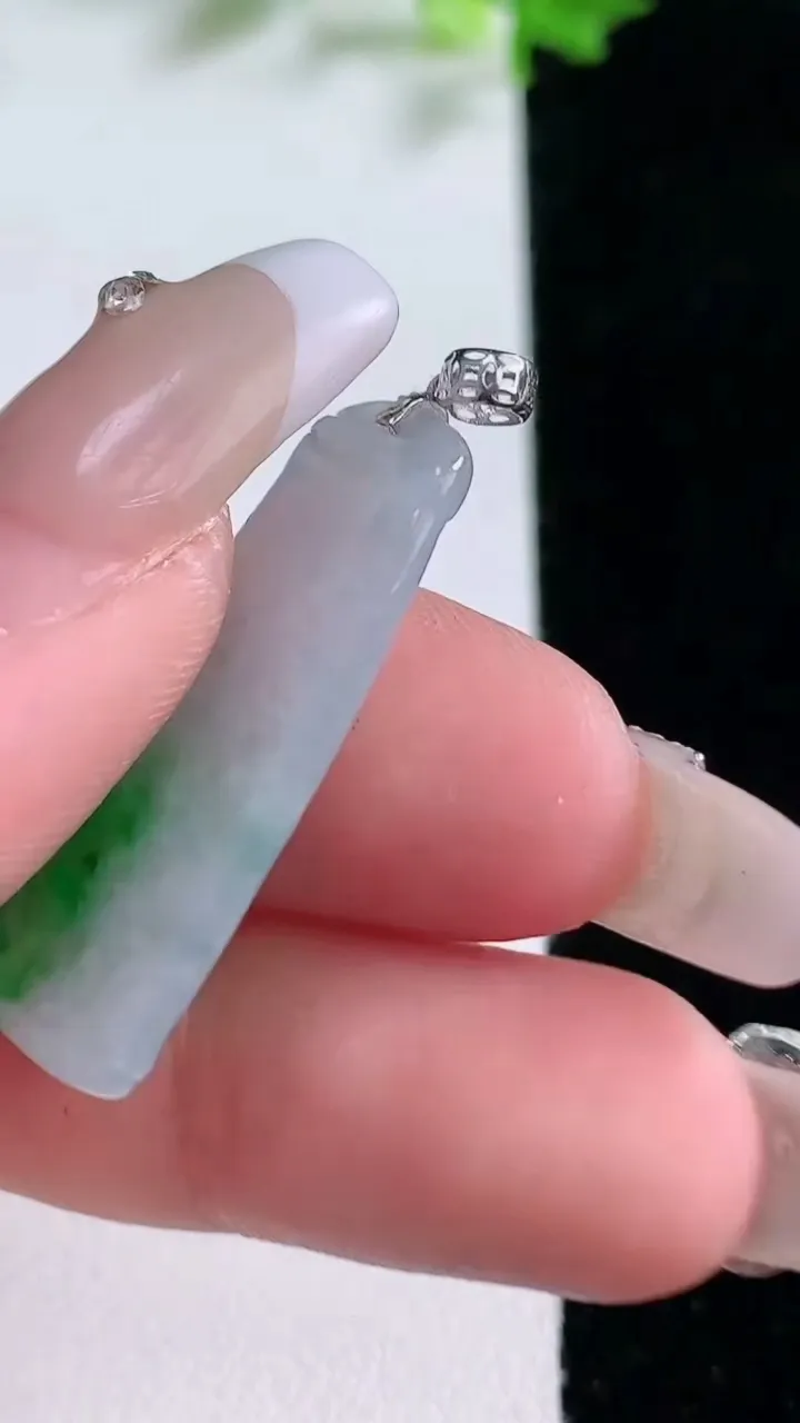 天然A货翡翠节节高升 竹节吊坠，尺寸30.8-13.3-3.6，重量:3.72g
1月20日