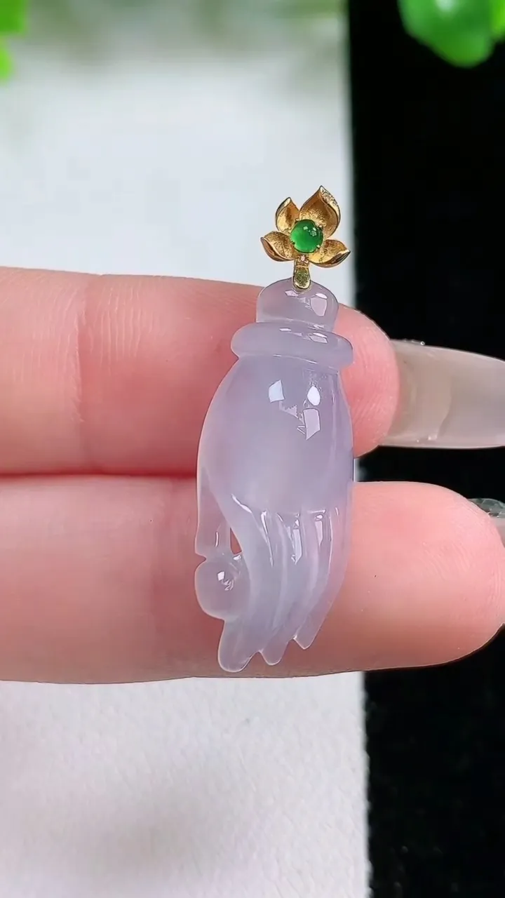 天然A货翡翠种白冰掌上明珠吊坠，尺寸25.7-10.8-5.4，重量:2.58g1月20日
工厂直销收藏佳品,种好水足，色泽均匀，有种有色，上手高大气！