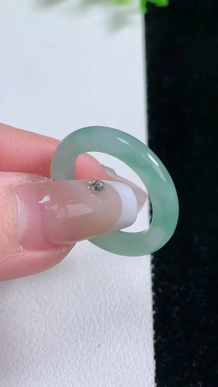 天然A货翡翠飘花指环戒指，尺寸17.2-3.4，重量:2.71g2026年1月20日
工厂直销收藏佳品,种好水足，色泽均匀，有种有色，上手高大气！