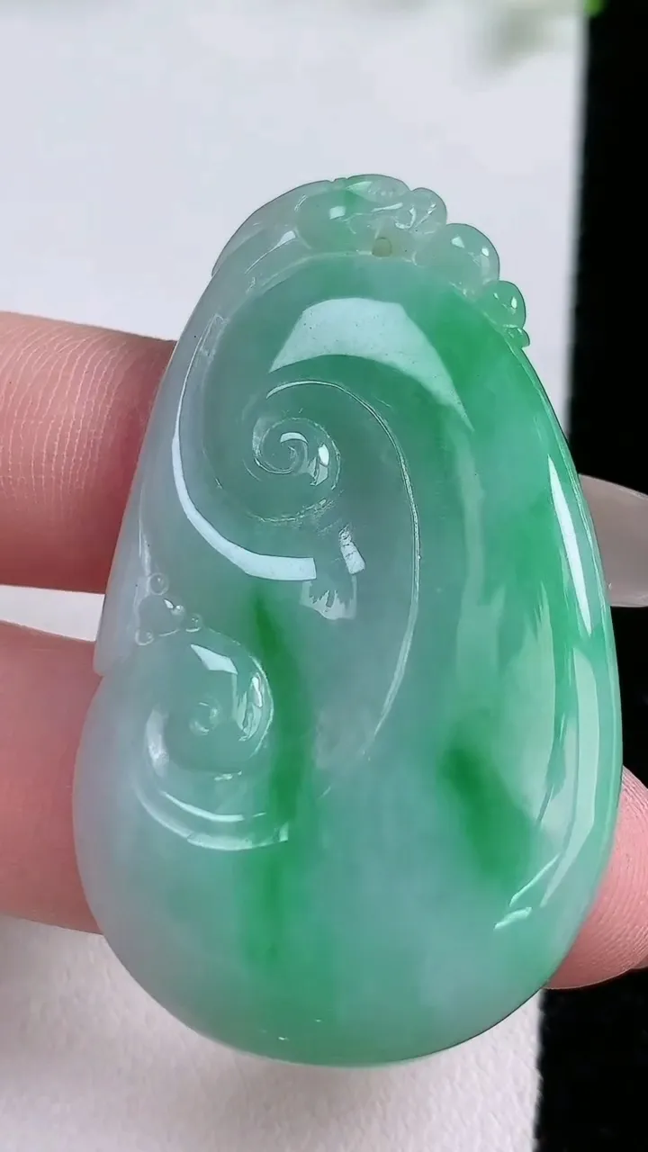 天然A货翡翠如意吊坠，尺寸48.8-28.5-4.2，重:12.42g
1月20日