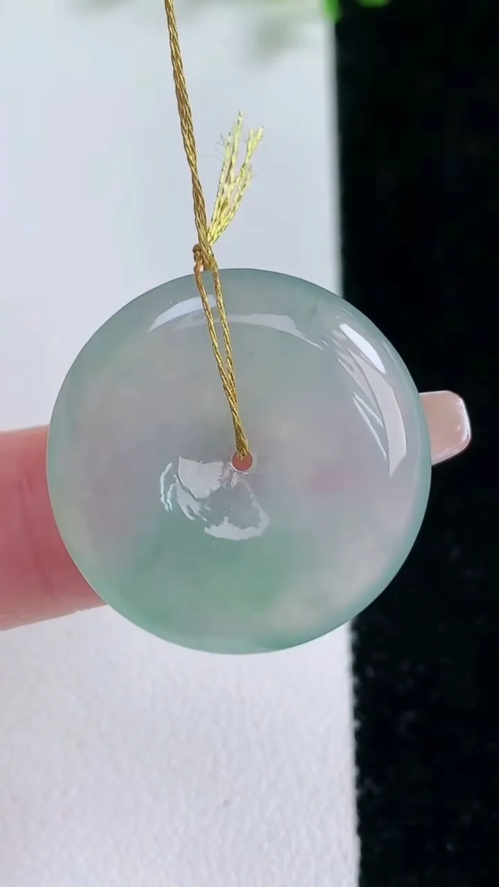 天然A货翡翠平安扣吊坠，尺寸24.5-4.2，重量:5.97g
1月20日