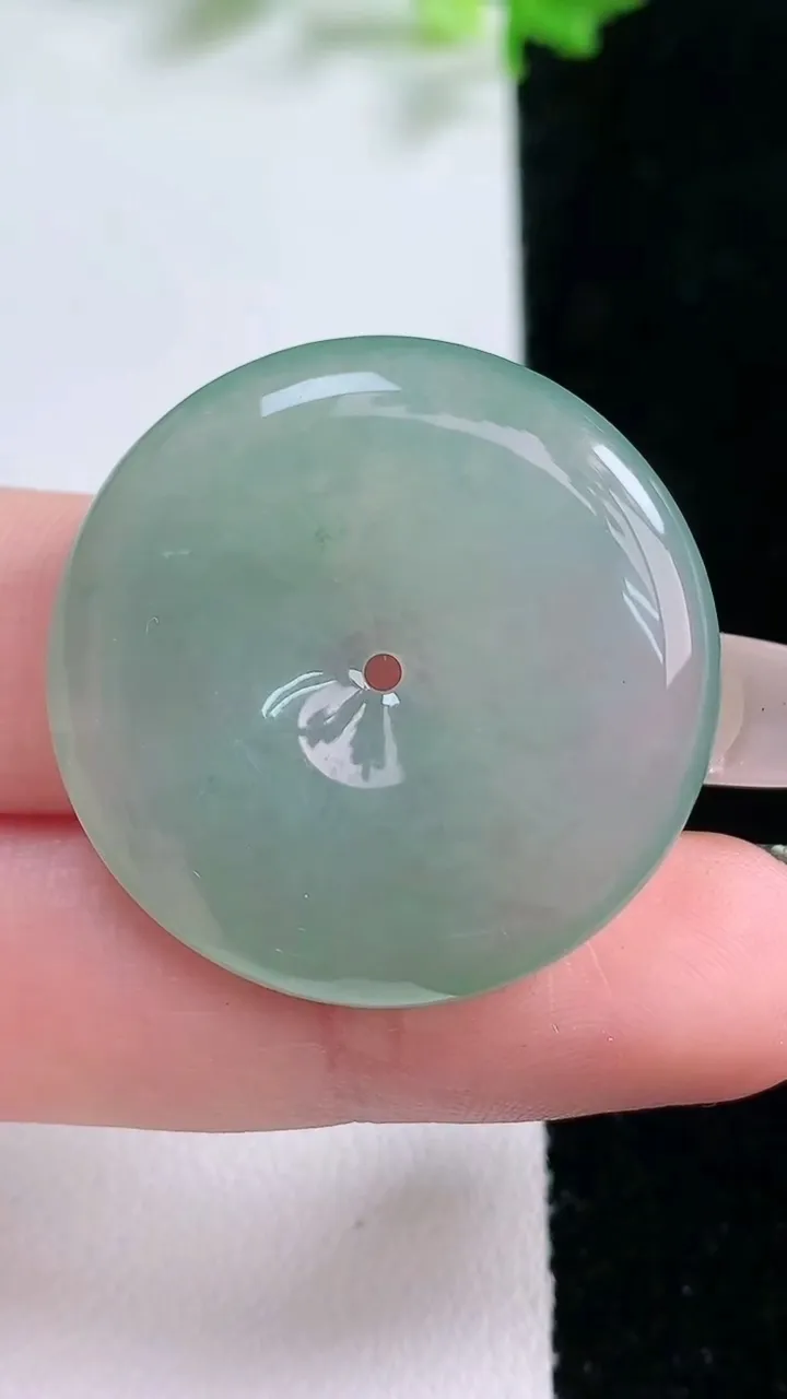 天然A货翡翠冰种飘花平安扣吊坠，尺寸30.6-5.7，重量:11.34g
1月20日