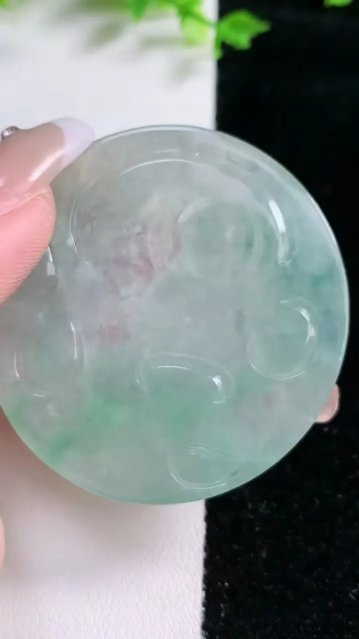 天然A货翡翠大日如来吊坠，尺寸51.6-5.6，重:30.40g
1月20日