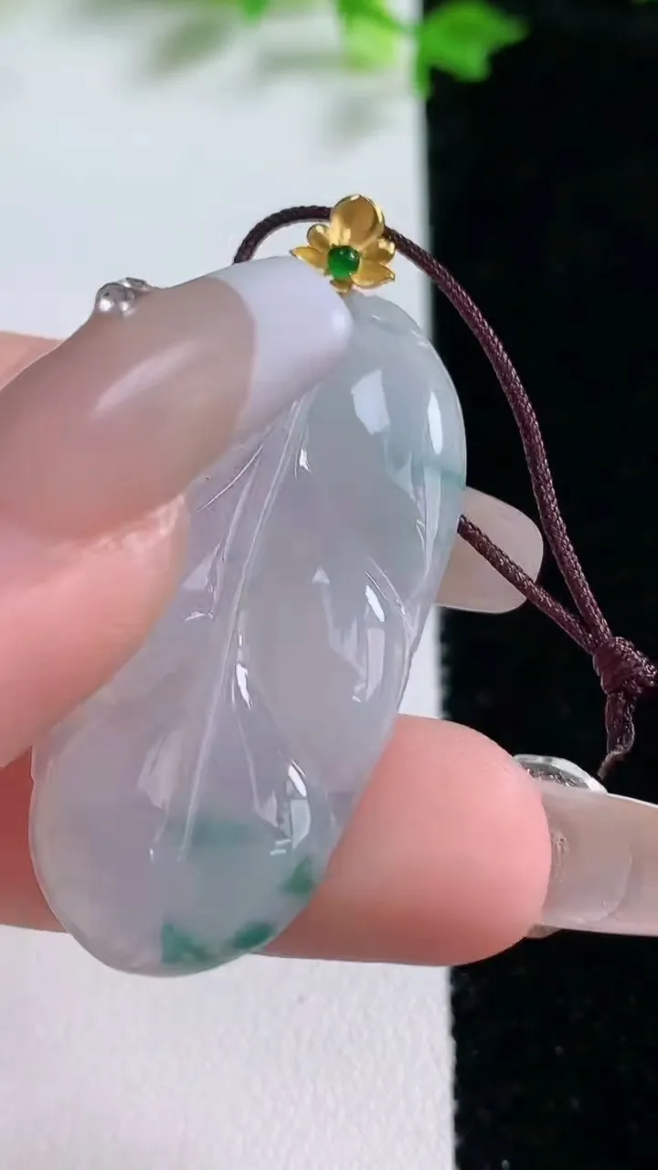 天然A货翡翠种飘花金枝玉叶 叶子吊坠，尺寸39.3-20.8-3.3，重量:5.84g
1月20日