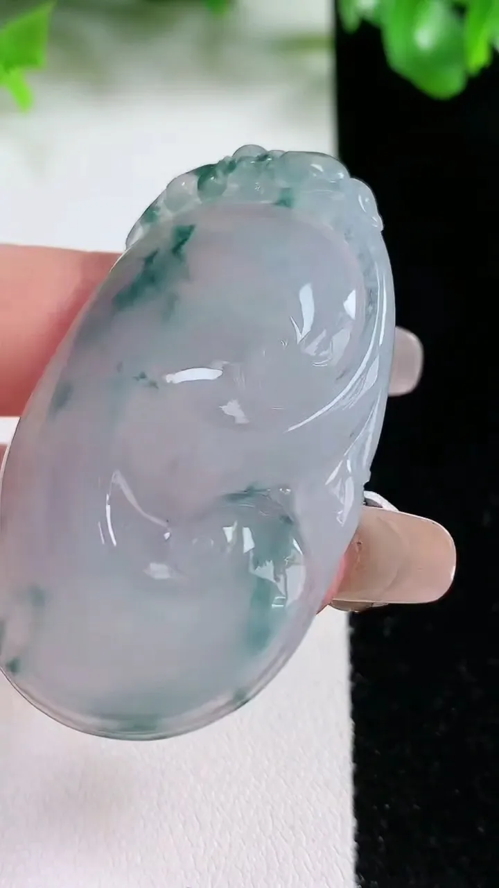 天然A货翡翠种飘花如意吊坠，尺寸52-33.3-5，重量:17.07g
1月20日