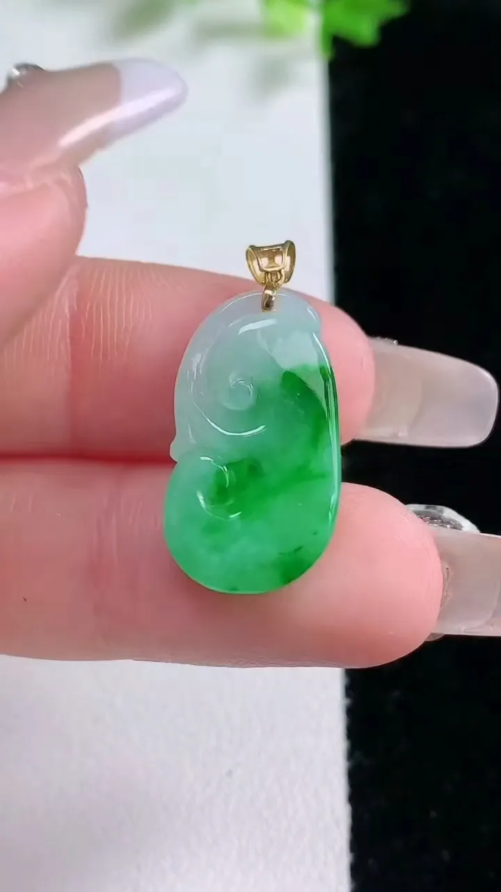天然A货翡翠如意吊坠，尺寸21.4-12-4.6，重量:2.51g
1月20日