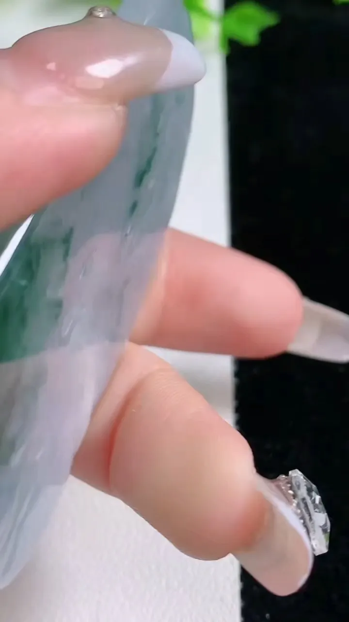 天然A货翡翠冰种飘花文殊菩萨吊坠，尺寸72.4-33.8-6.9，重量:37.95g
1月20日