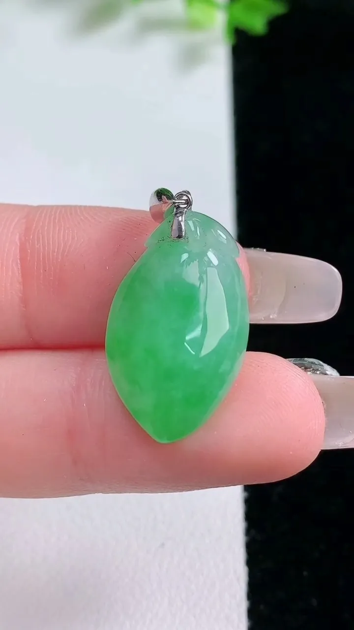 天然A货翡翠寿桃吊坠，尺寸21.5-13.6-6.4，重量:3.26g
1月20日