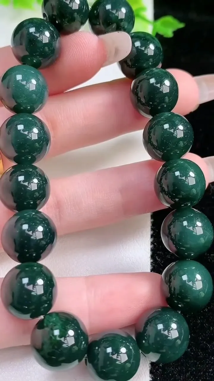 天然A货翡翠圆珠手串，尺寸10.8，重:56.66g1月20日
工厂直销收藏佳品,种好水足，色泽均匀，有种有色，上手高大气！
