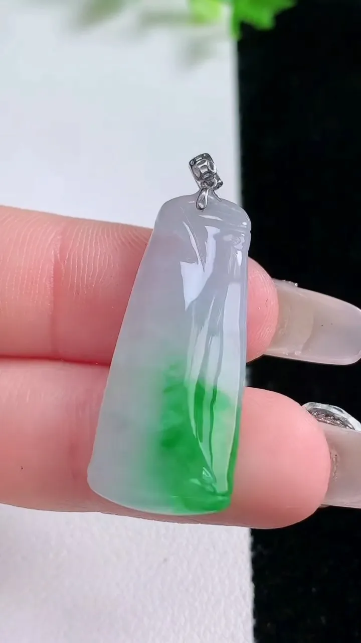 天然A货翡翠节节高升 竹节吊坠，尺寸30.8-13.3-3.6，重量:3.72g
1月20日