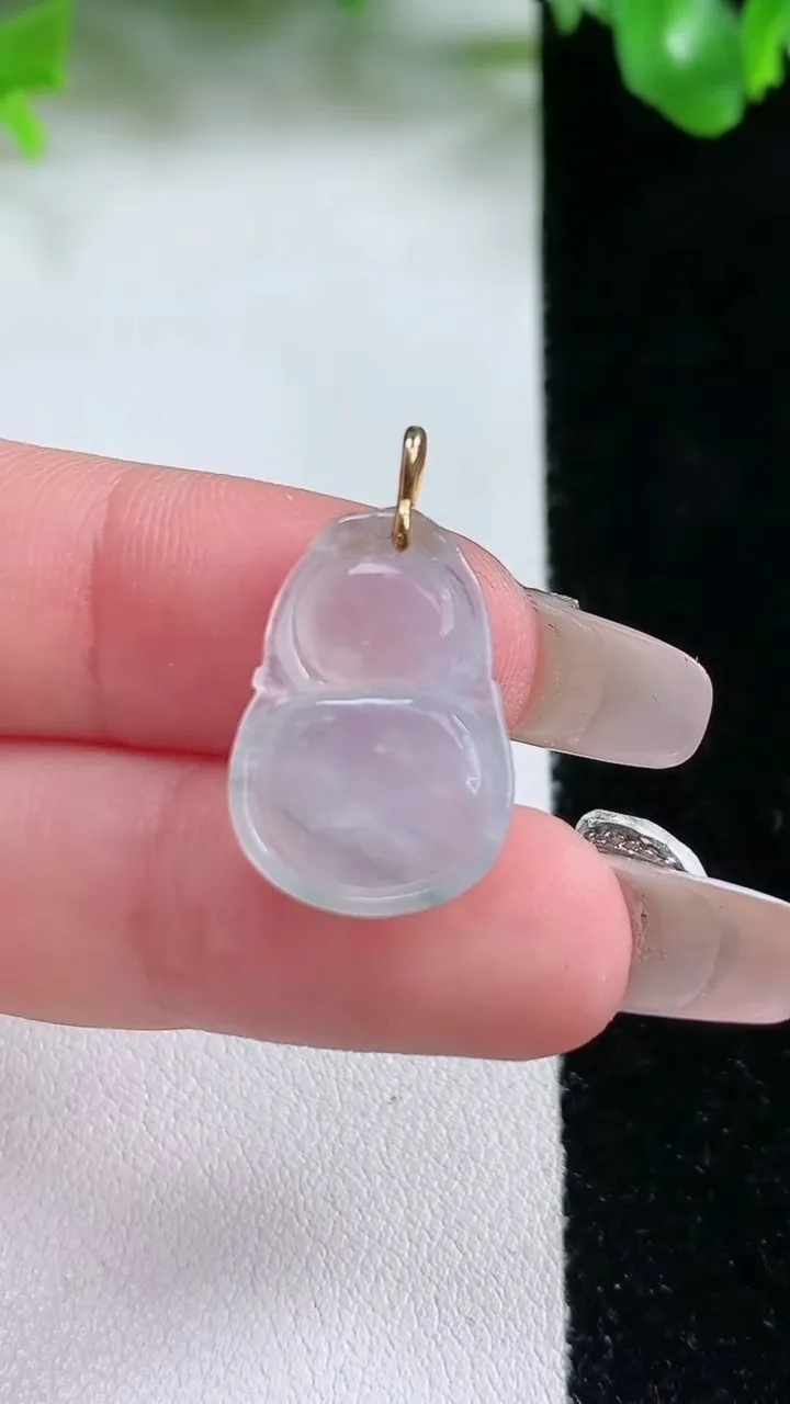 天然A货翡翠葫芦吊坠，尺寸19.3-13.7-3.7，重量:1.98g
1月20日