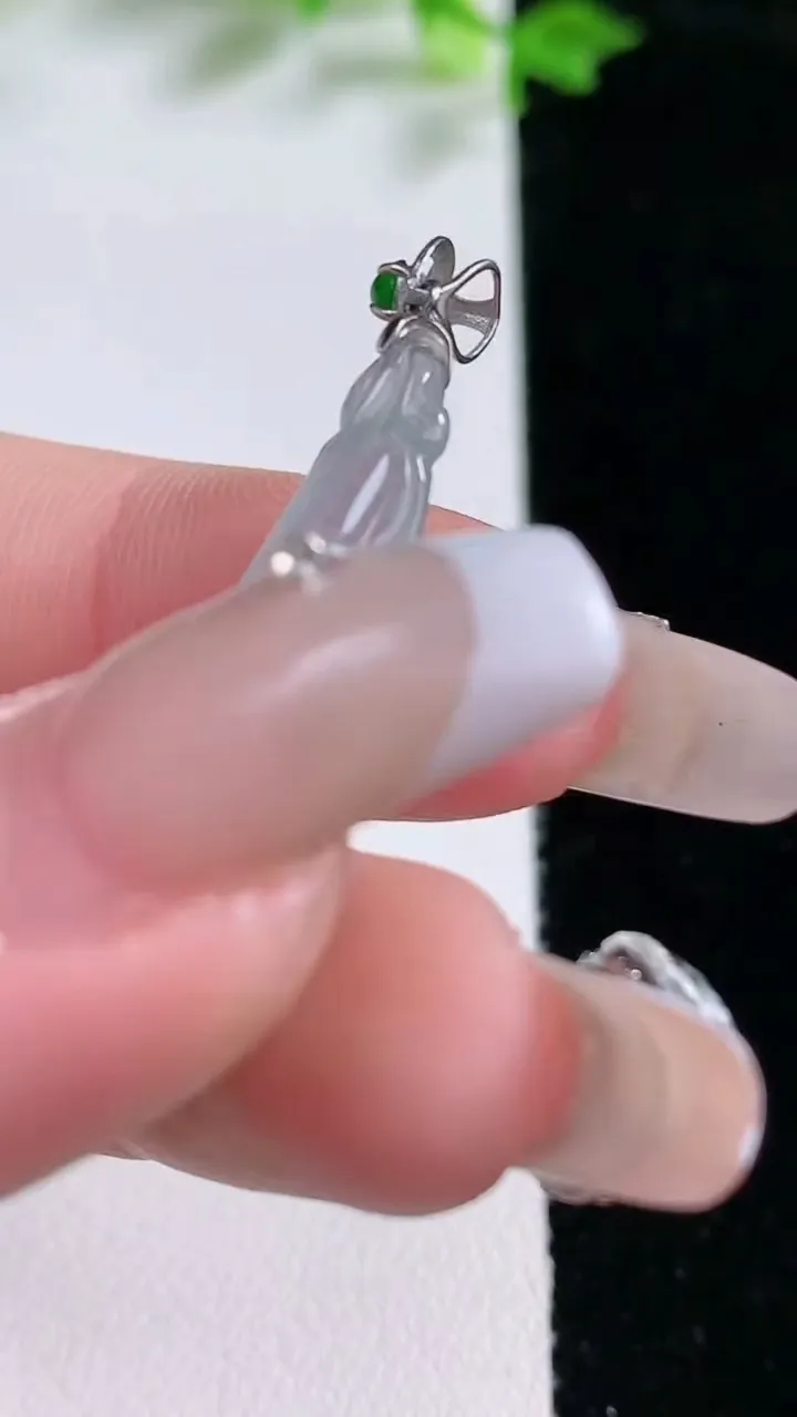 天然A货翡翠种飘花金枝玉叶 叶子吊坠，尺寸37.6-13.3-5.4，重量:3.79g
1月20日