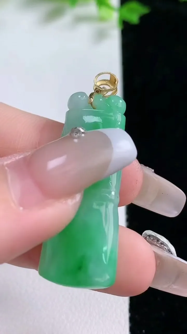 天然A货翡翠节节高升 竹节吊坠，尺寸36.6-12.2-4.7，重量:7.11g
1月20日