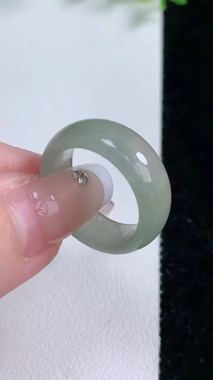 天然A货翡翠指环戒指，尺寸17.5-7.5-3.5，重:4.52g2026年1月20日
工厂直销收藏佳品,种好水足，色泽均匀，有种有色，上手高大气！