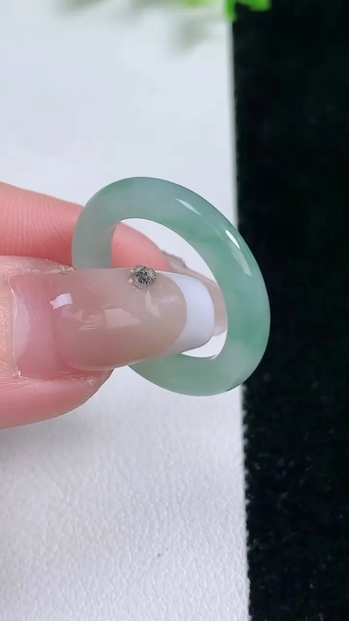 天然A货翡翠飘花指环戒指，尺寸17.2-3.4，重量:2.71g2026年1月20日
工厂直销收藏佳品,种好水足，色泽均匀，有种有色，上手高大气！