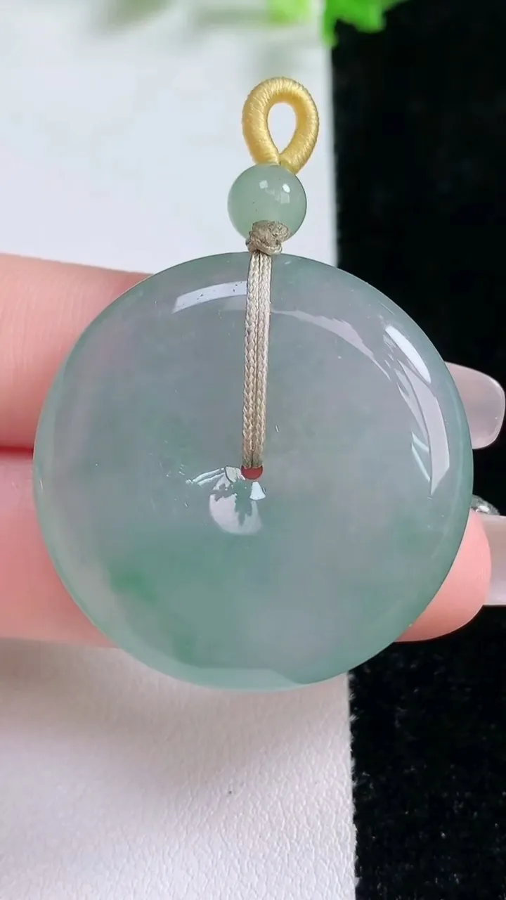 天然A货翡翠平安扣吊坠，尺寸33.4-6.3，重量:15.51g
1月20日