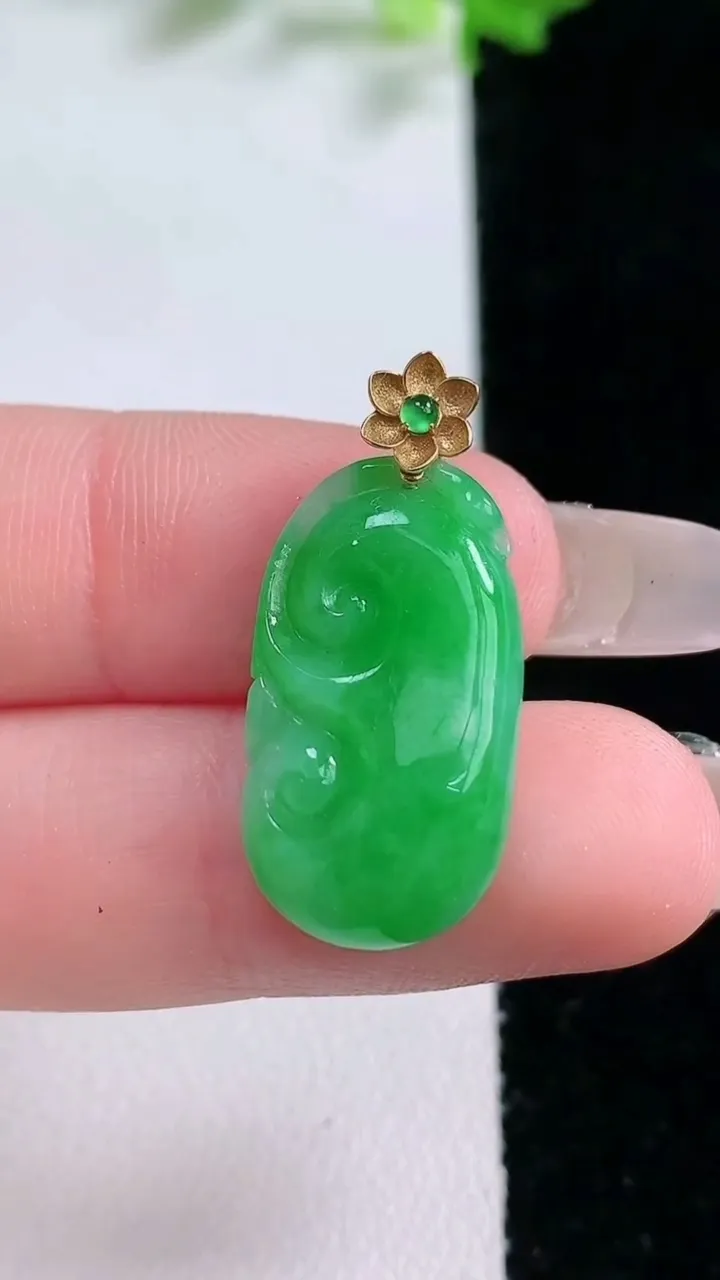 天然A货翡翠如意吊坠，尺寸22.2-12.7-5.2，重量:2.95g
1月20日
