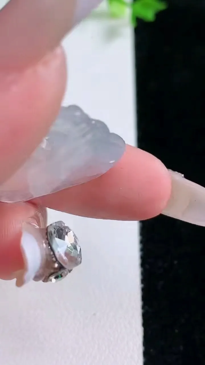 天然A货翡翠佛公镶嵌件，尺寸22-27.3-3.7，重量:3.85g
1月20日