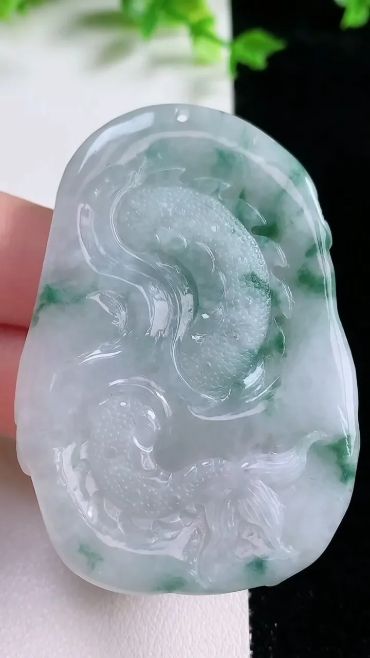 天然A货翡翠飘花龙牌吊坠，尺寸58.7-40.8-9，重量:33.24g
1月20日