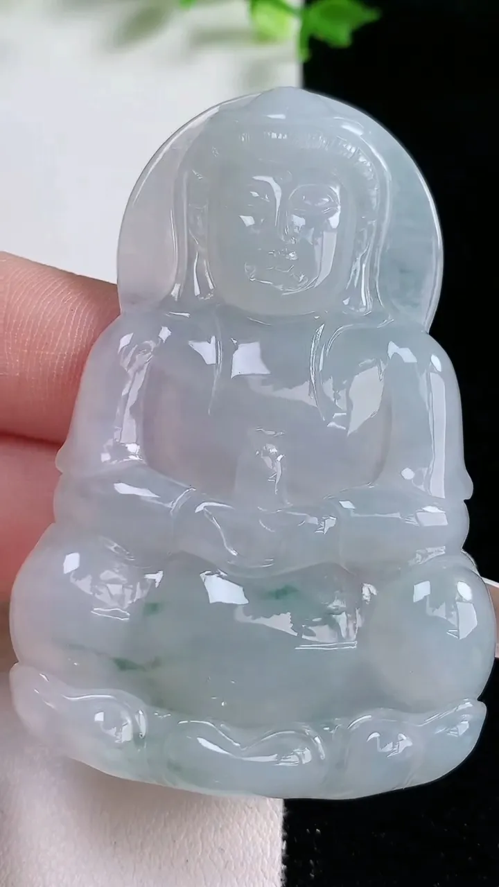 天然A货翡翠飘花观音菩萨吊坠，尺寸63-41.3-5.4，重:24.32g
1月20日