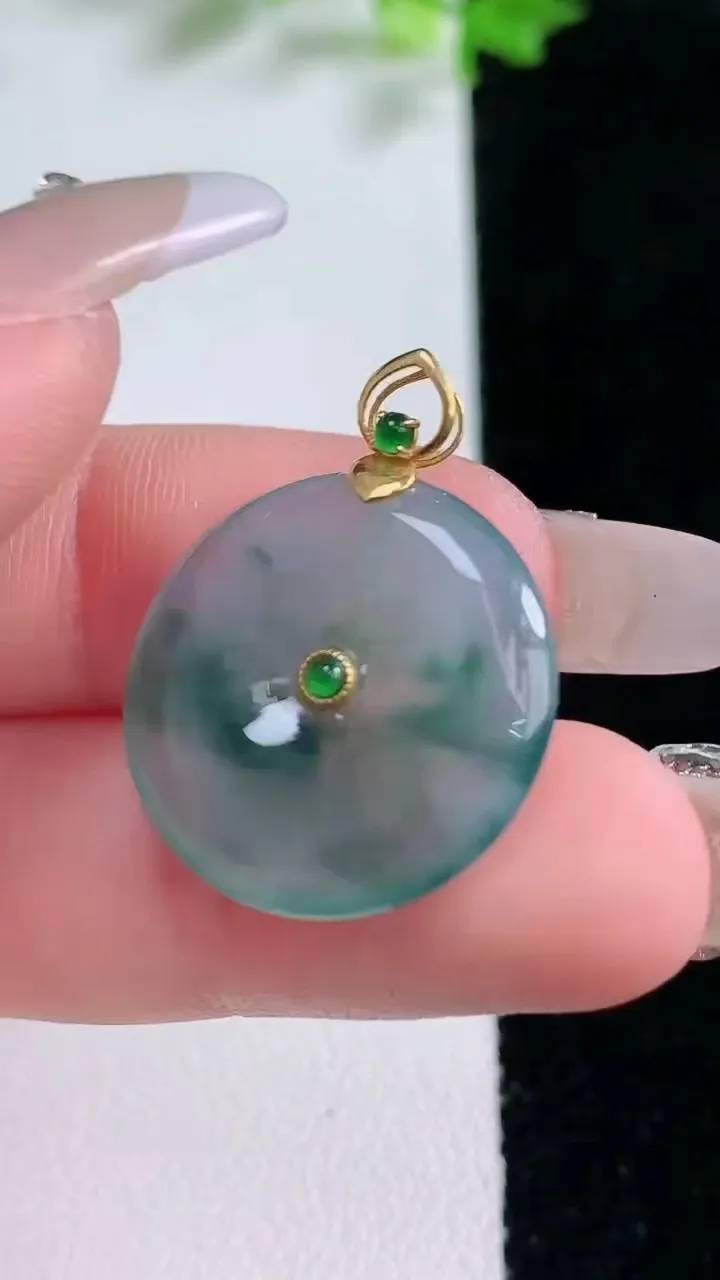 天然A货翡翠种飘花平安扣吊坠，尺寸20.3-3.8，重量:3.78g
1月20日