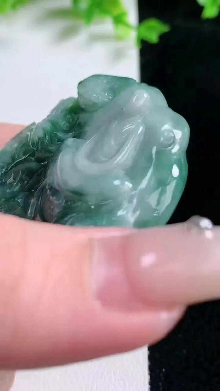 天然A货翡翠龙牌吊坠，尺寸54-48.2-12，重量:57.93g
1月20日