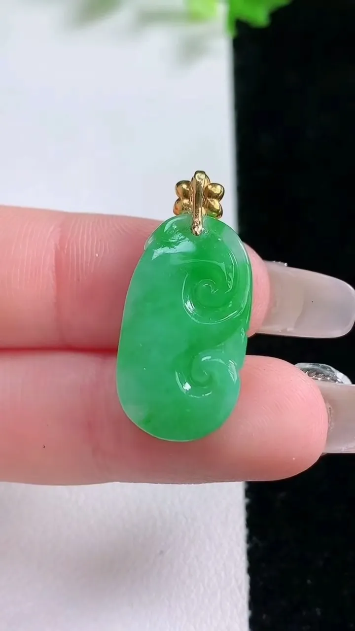 天然A货翡翠如意吊坠，尺寸22.2-12.7-5.2，重量:2.95g
1月20日