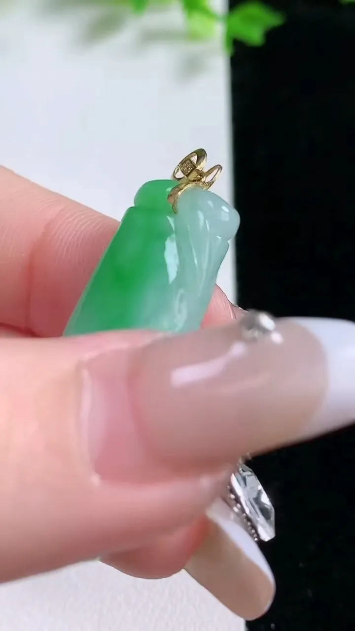 天然A货翡翠节节高升 竹节吊坠，尺寸36.6-12.2-4.7，重量:7.11g
1月20日