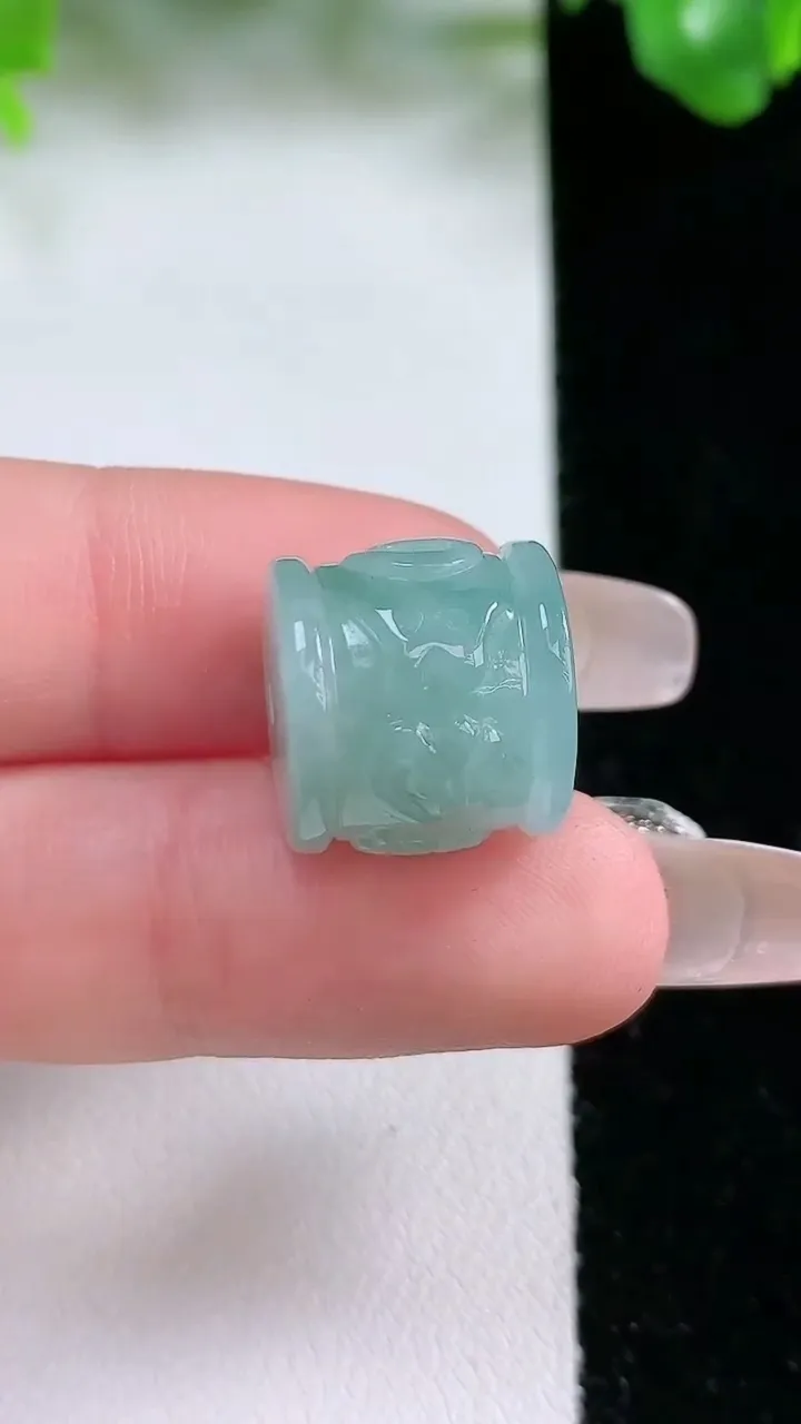 天然A货翡翠六字真言路路通吊坠，尺寸14.8-13，重量:6.93g
1月20日