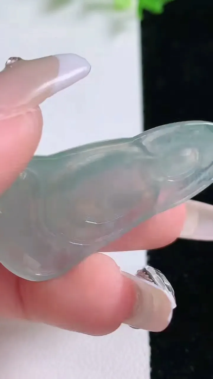 天然A货翡翠观音菩萨吊坠，尺寸41.6-22.7-5.4，重量:8.54g
1月20日