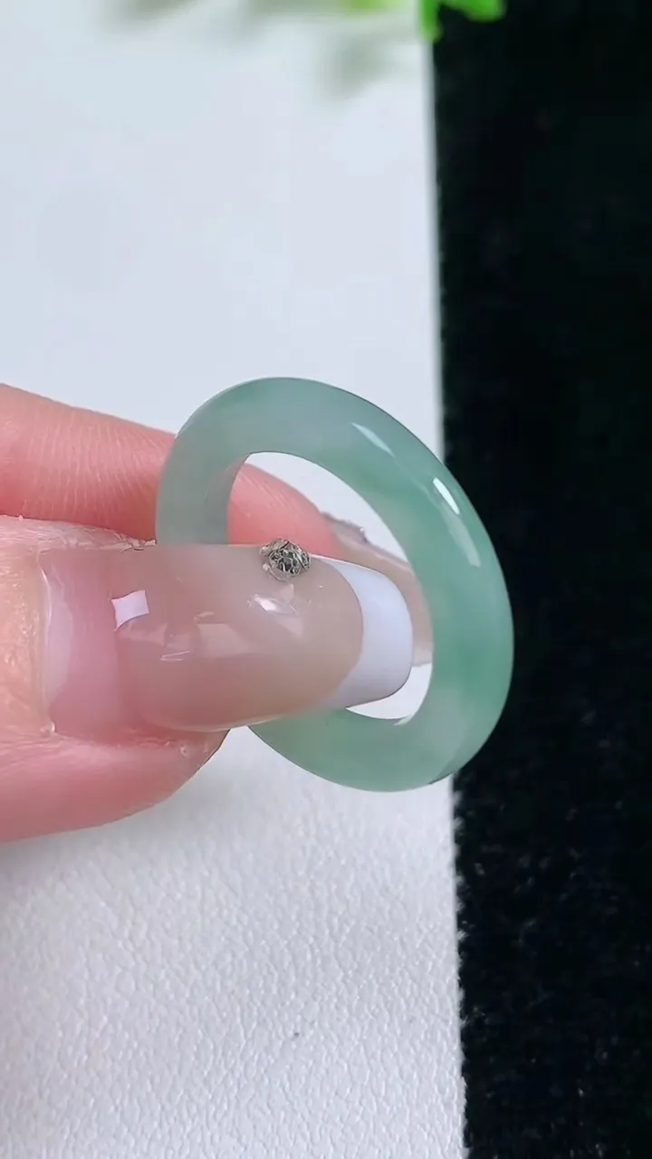 天然A货翡翠飘花指环戒指，尺寸17.2-3.4，重量:2.71g2026年1月20日
工厂直销收藏佳品,种好水足，色泽均匀，有种有色，上手高大气！