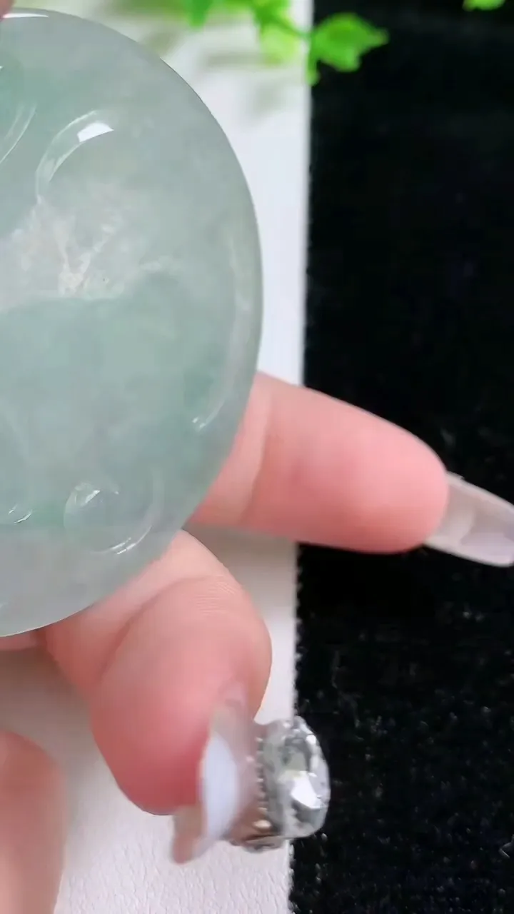 天然A货翡翠大日如来吊坠，尺寸51.6-5.6，重:30.40g
1月20日