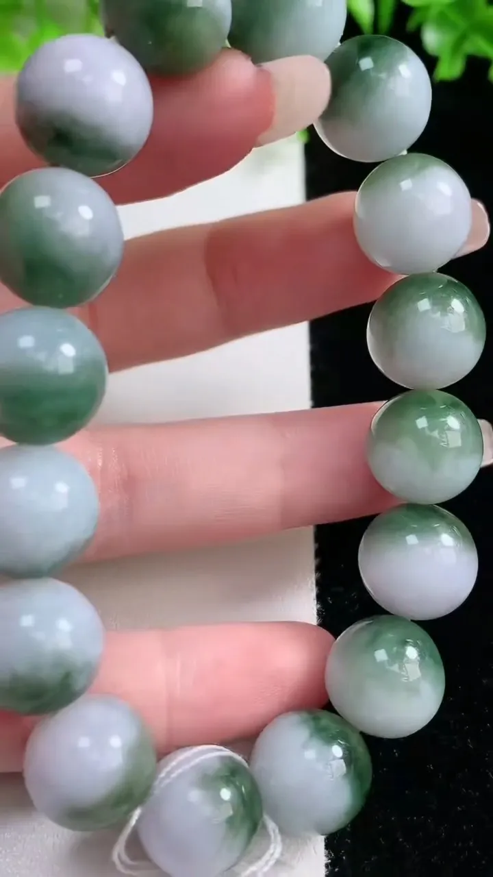 天然A货翡翠圆珠手串，尺寸13-16颗，重量:60.95g1月20日
工厂直销收藏佳品,种好水足，色泽均匀，有种有色，上手高大气！